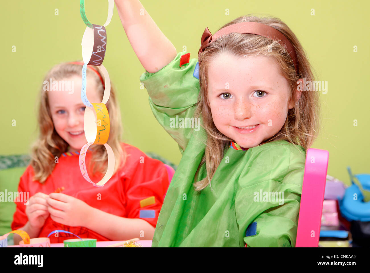 glückliche Kinder oder Kinder spielen Kunst und Handwerk Stockfoto