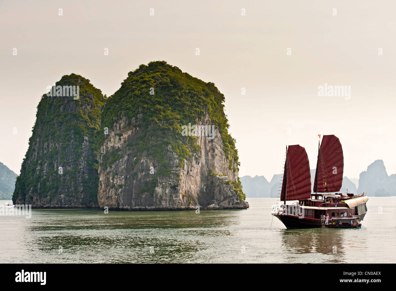 Touristenboot Junk. Ha Long Bay, Halong-Bucht. UNESCO-Weltkulturerbe. Vietnam. Stockfoto
