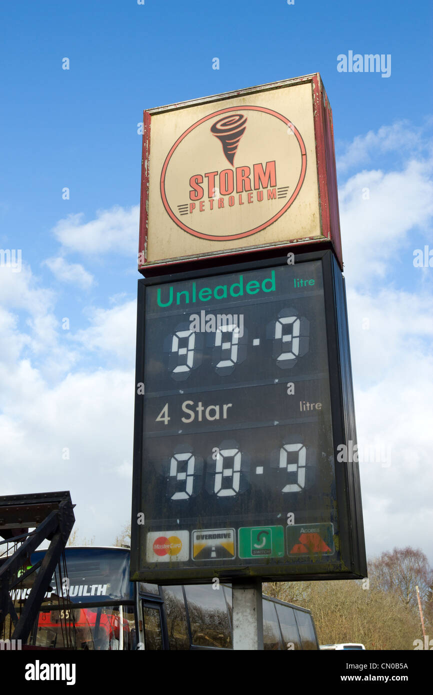 Alten geschlossenen britischen Tankstelle Preise Zeichen. Stockfoto