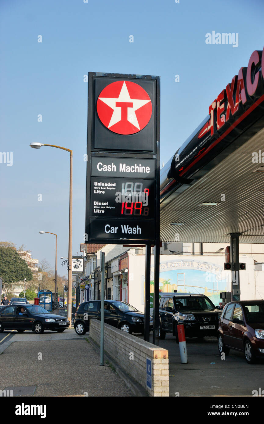 Brennstoff-Krise - Texaco Tankstelle Garage Vorplatz voller Autos mit Fahrzeugen Warteschlangen in der Straße, die letzten Preis steigt Stockfoto