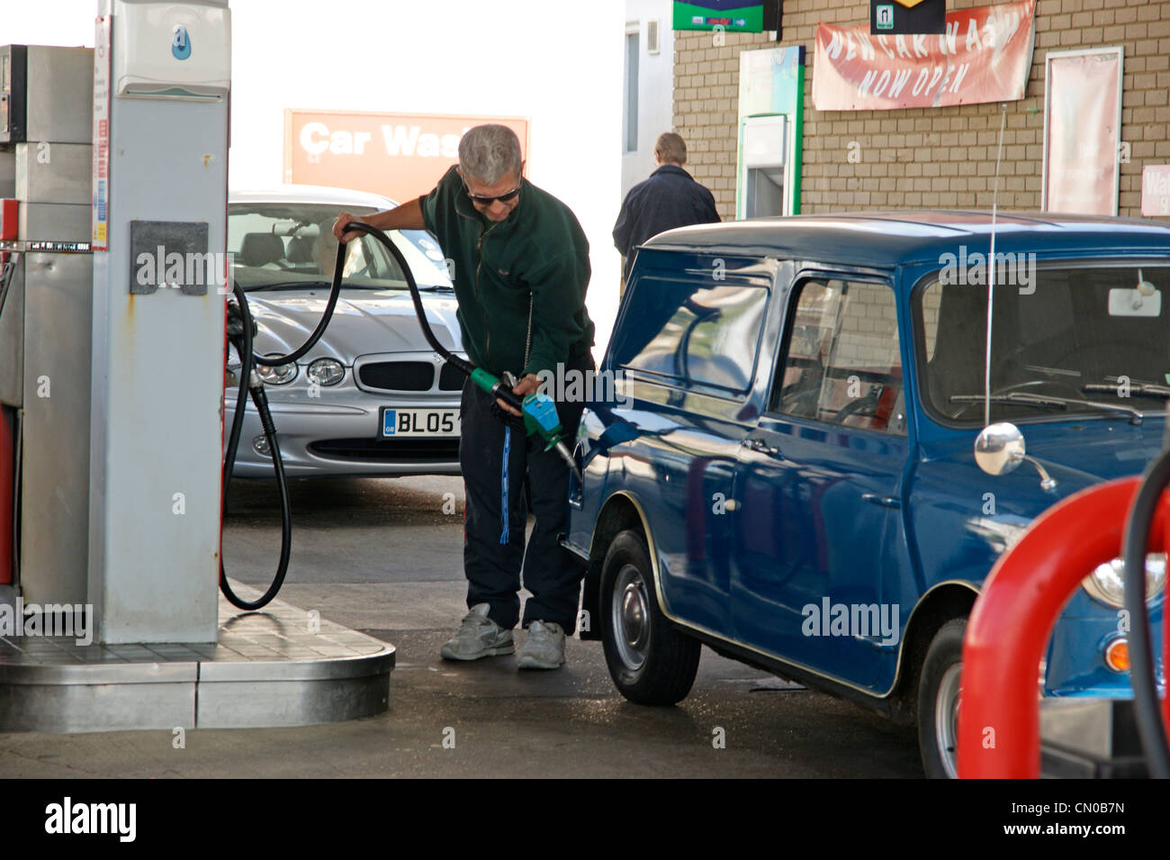 Brennstoff-Krise - garage Mann sein Auto mit Benzin an der Texaco-Tankstelle füllen Vorplatz Autos einreihen in die Straße Stockfoto