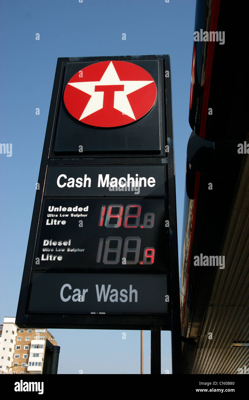 Brennstoff-Krise - Texaco Tankstelle Garage Vorplatz voller Autos mit Fahrzeugen Warteschlangen in der Straße, die letzten Preis steigt Stockfoto