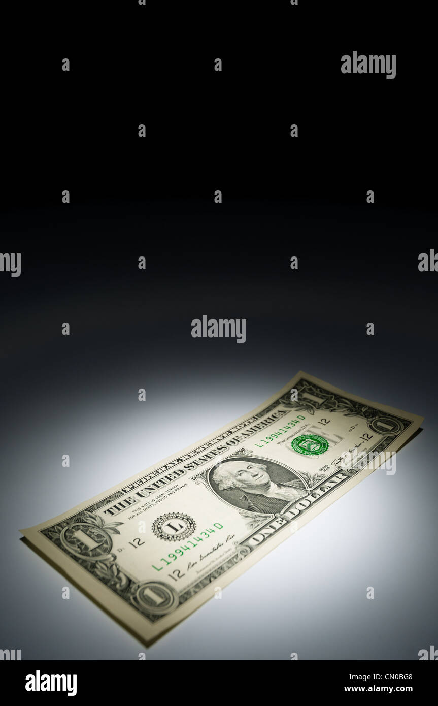 USA 1 Dollar Banknote auf dunklem Hintergrund unter spot-Licht Stockfoto