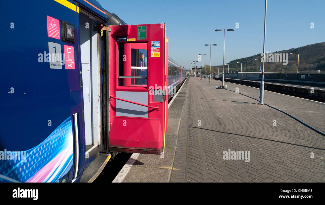 Offene Tür auf erstklassige Beförderung von London Paddington Zug warten auf Abfahrt auf Plattform bei Swansea Train Station Wales UK Stockfoto