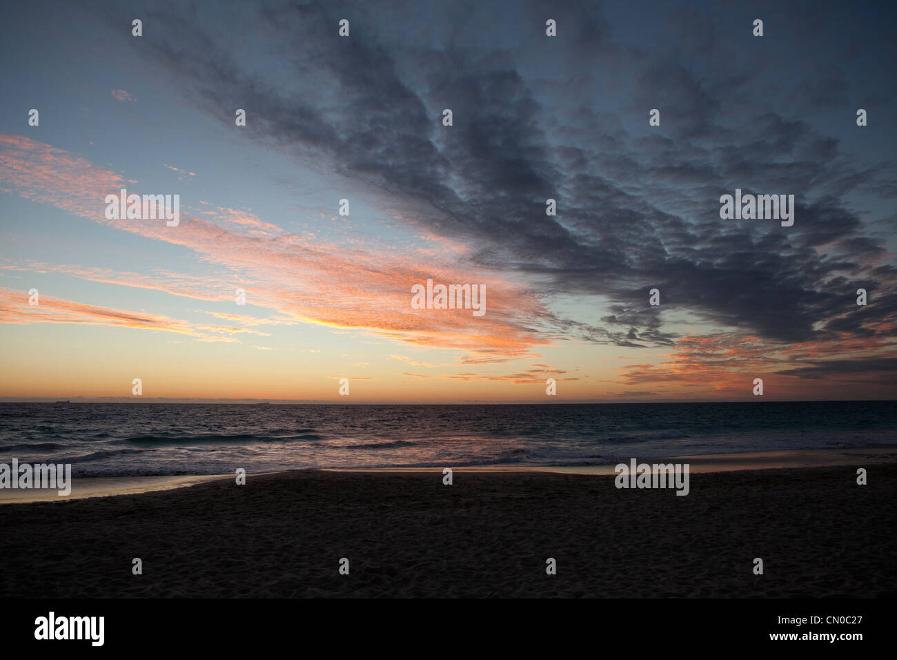 Einen dramatischen Sonnenuntergang über Brighton Beach in Scarborough, Perth, Western Australia Stockfoto