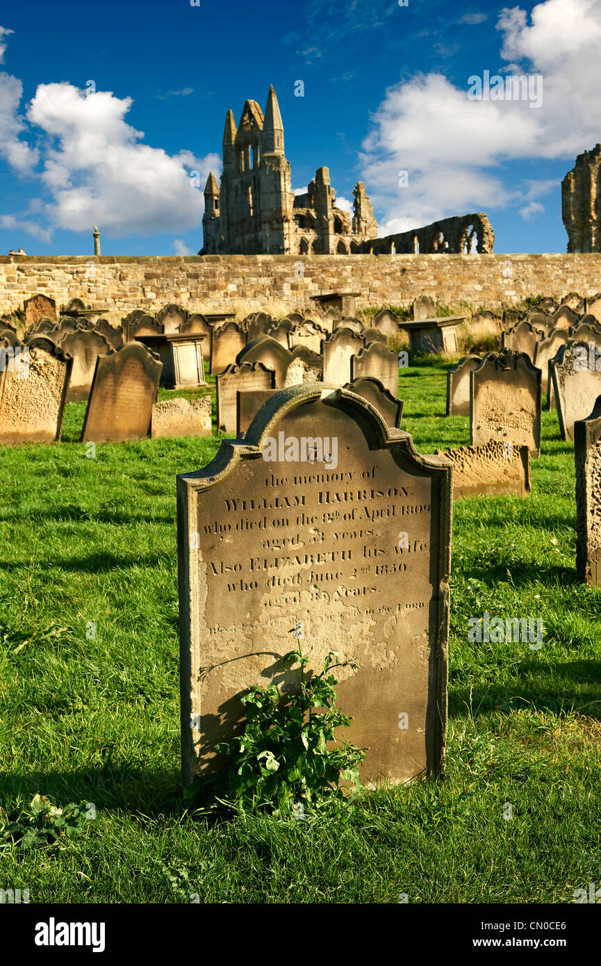Friedhof Grabstein mit Whitby Abtei hinter Whitby, North Yorkshire, England Stockfoto