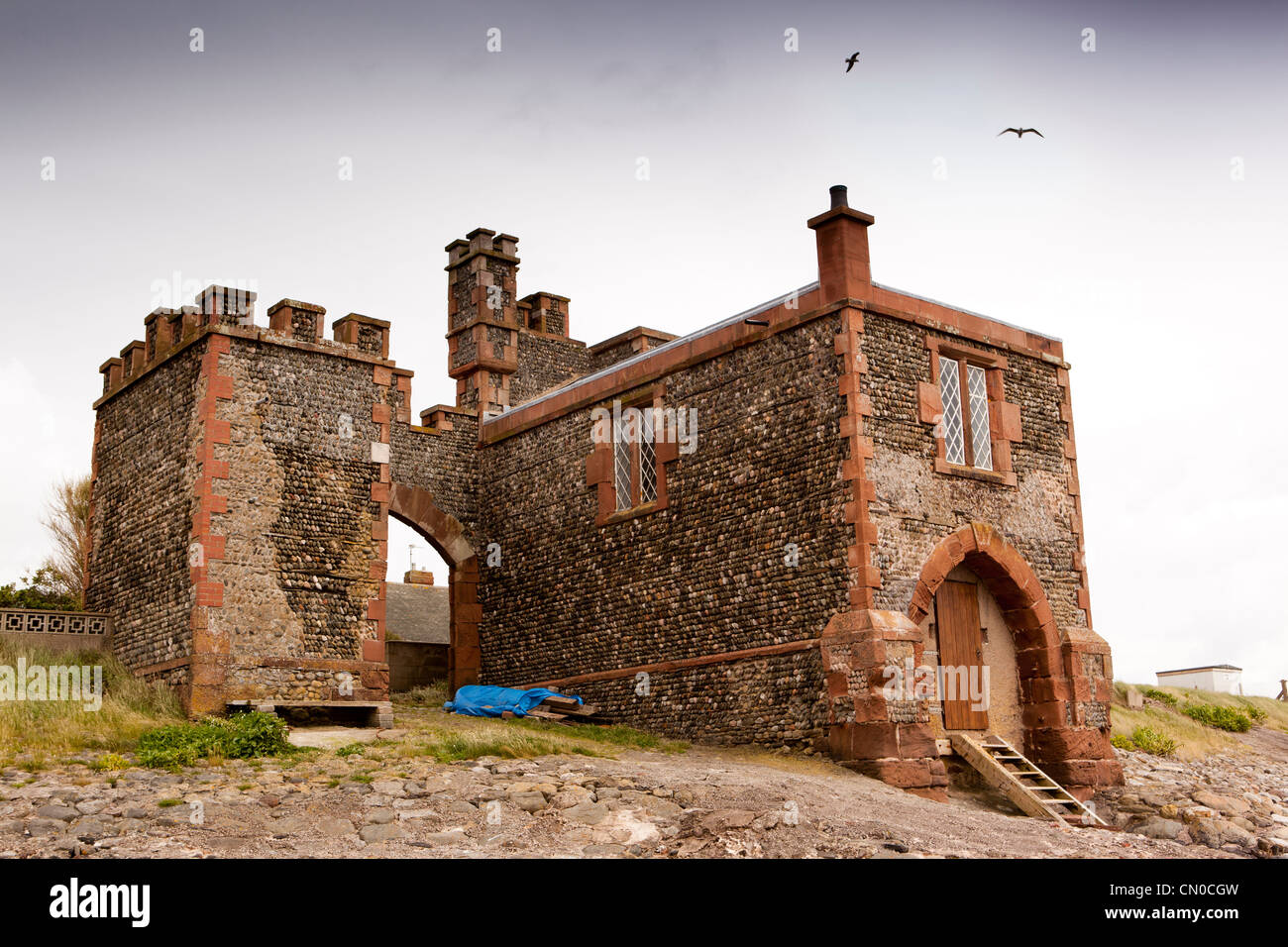 UK, Cumbria, Barrow in Furness, Roa Island, Zoll- und Verbrauchsteuern Haus und Uhr Turm am Ufer Stockfoto