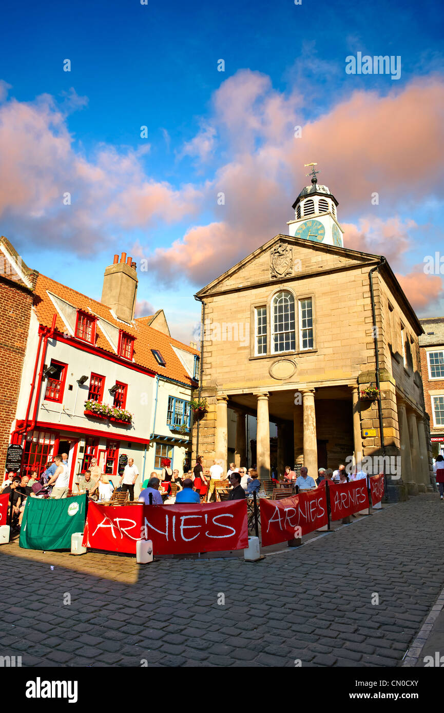 Cafe auf dem Hauptplatz vor dem alten Rathaus in Whitby Altstadt. Whitby, North Yorkshire, England Stockfoto