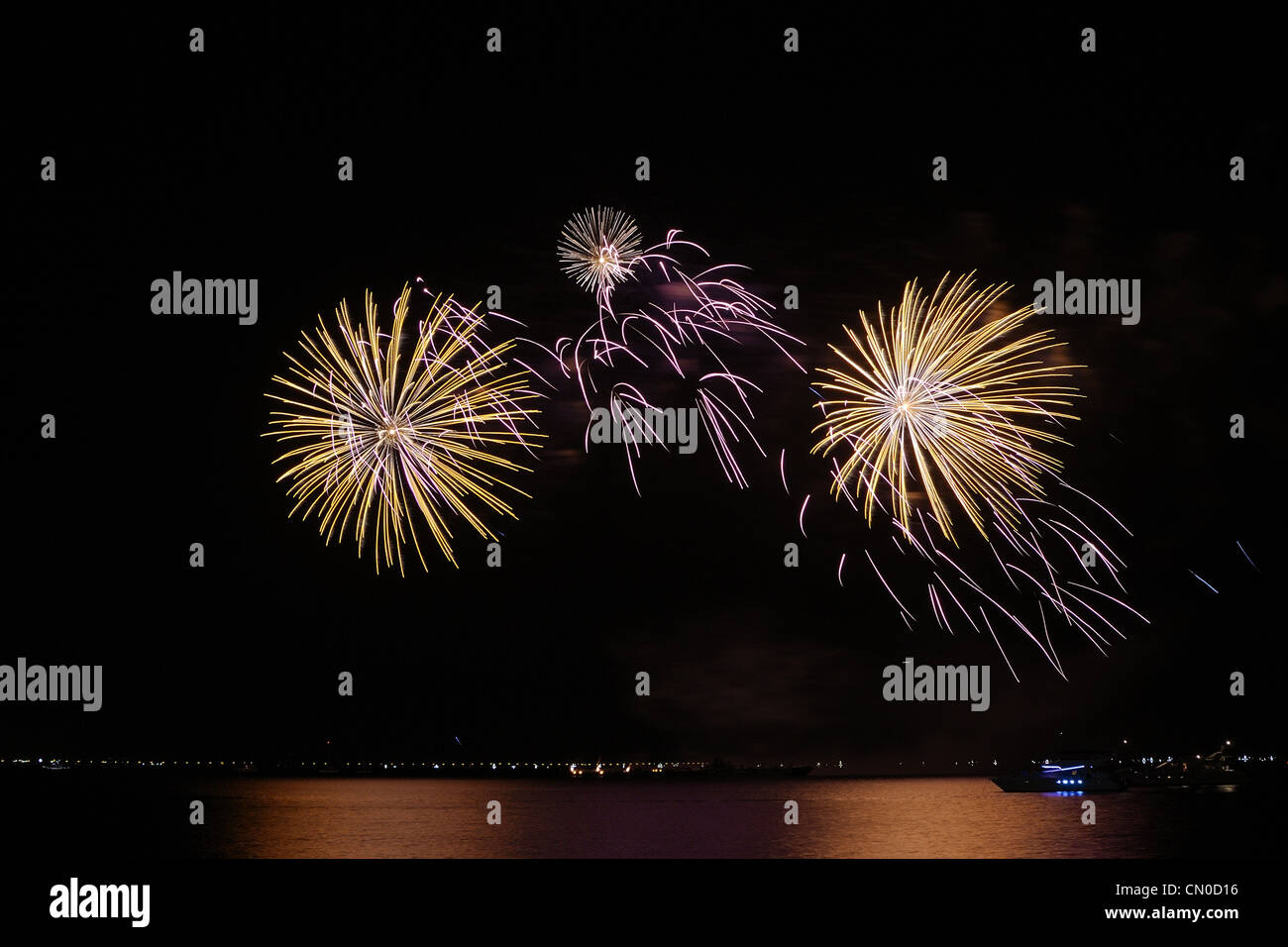 bunte große Feuerwerk und Reflexion. Stockfoto