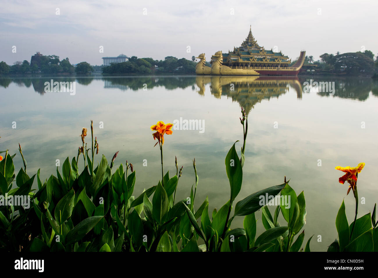 Kandawgyi Park Yangon mit der Karaweit-Halle im Hintergrund Stockfoto