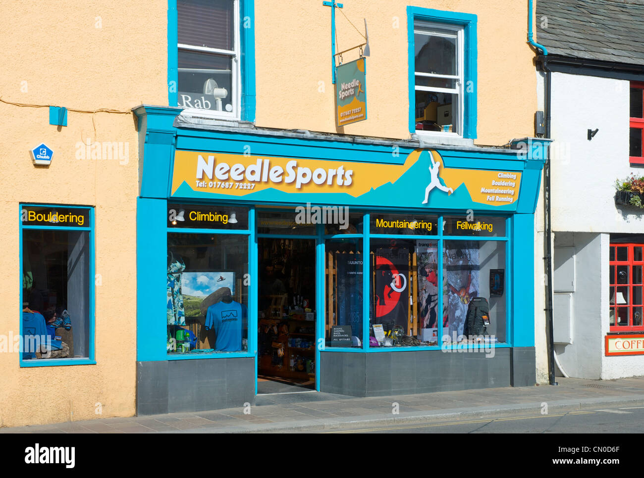 Needlesports, shop, Verkauf von Outdoor-Bekleidung, in der Stadt Keswick, Nationalpark Lake District, Cumbria, England UK Stockfoto