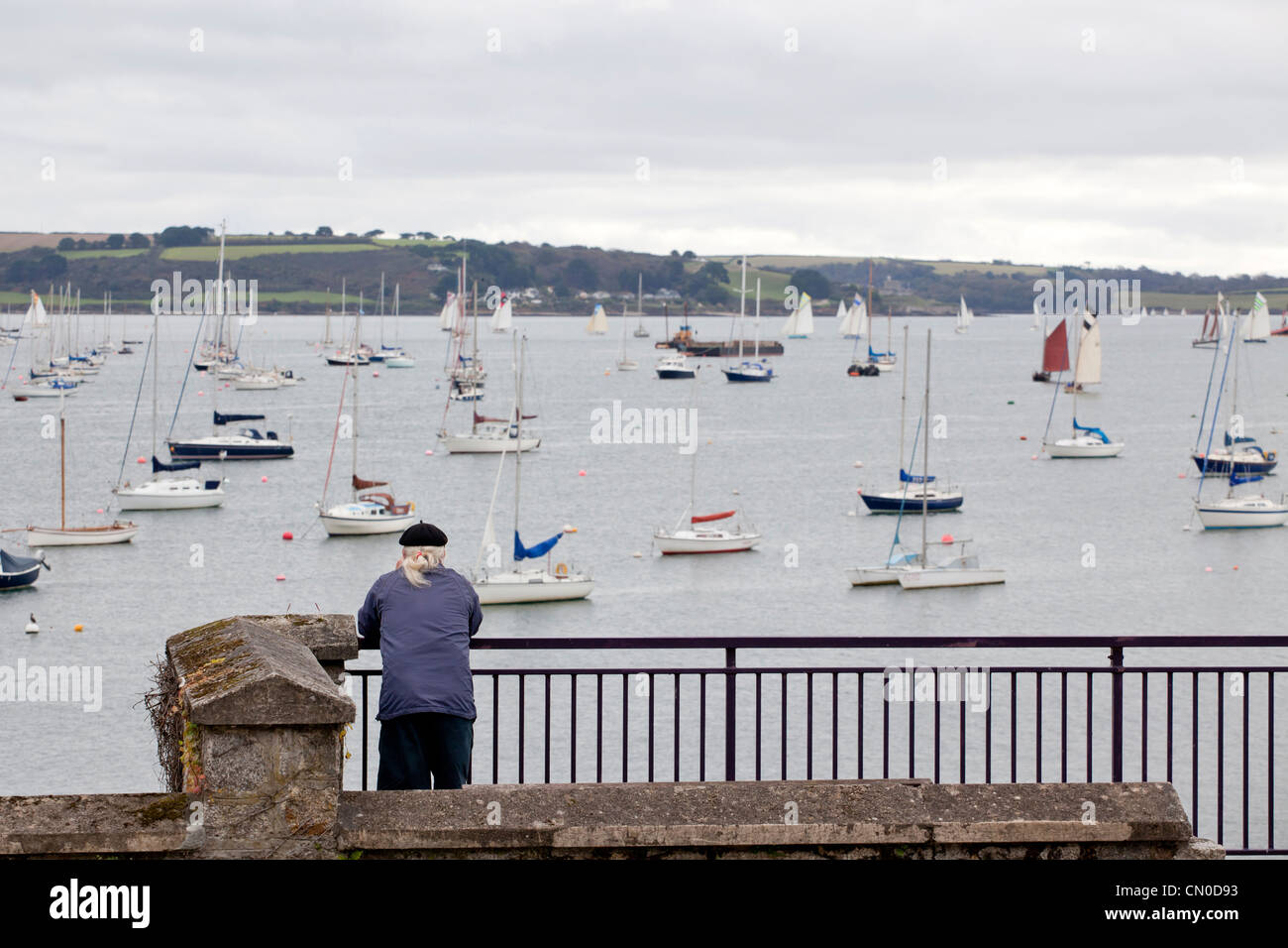 Mann sieht das Bootsrennen Falmouth arbeiten. Falmouth Oyster Festival. Stockfoto