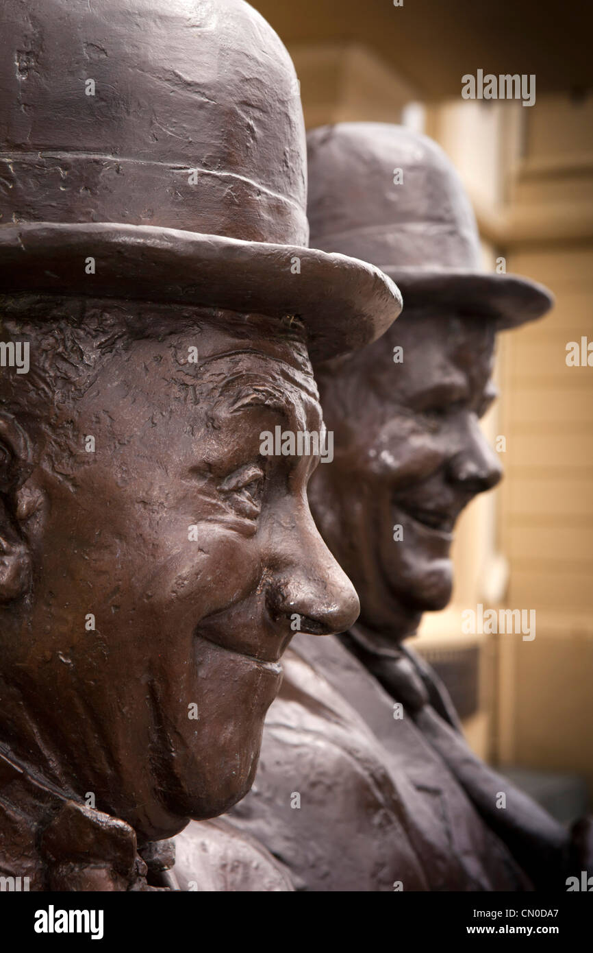 Großbritannien, Cumbria, Ulverston, Statue von Stan Laurel und Oliver Hardy außerhalb Krönungssaal Theater Stockfoto
