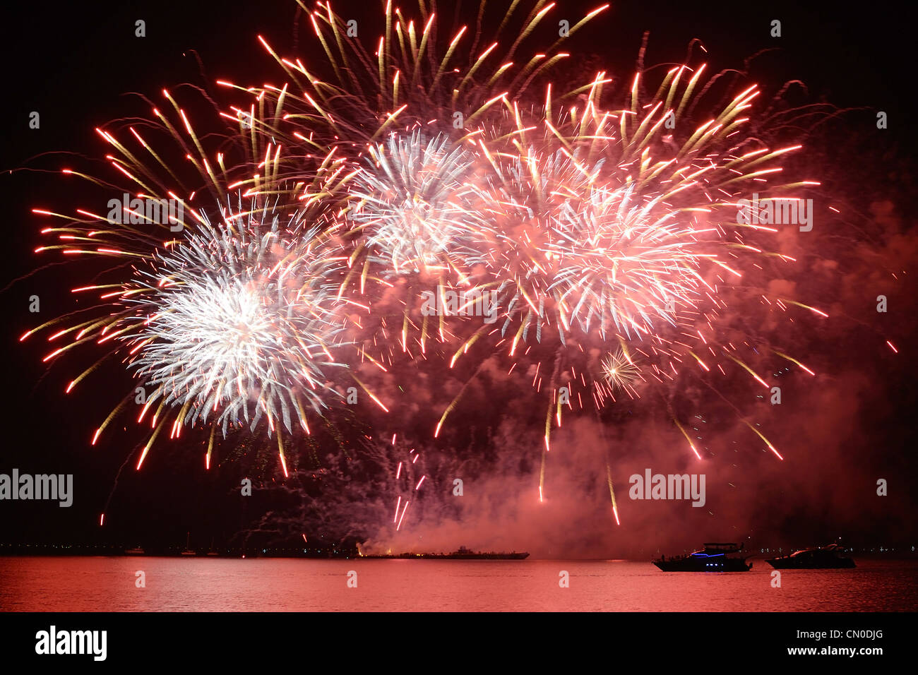 bunte große Feuerwerk und Reflexion. Stockfoto