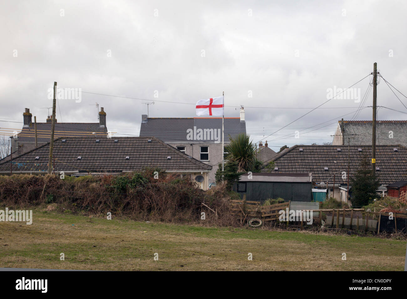 St.-Georgs-Kreuz in einem Dorf in Cornwall, Großbritannien. Stockfoto