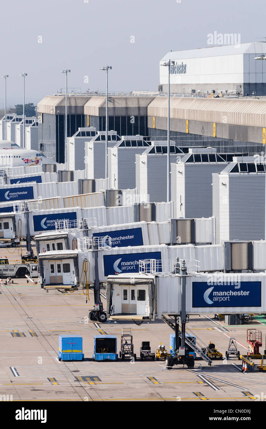 Luftkorridore an leeren Rängen Manchester Airport Terminal 2 Stockfoto
