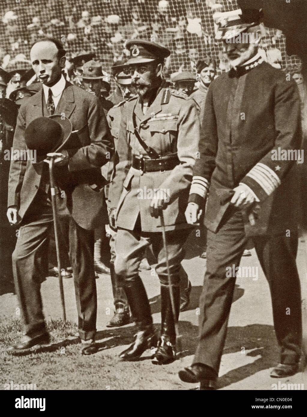 King George V, 1865-1936 Teilnahme an einem Baseball Spiel an der Stamford Bridge, London, England zu Ehren der amerikanischen Verbündeten 1918 Stockfoto