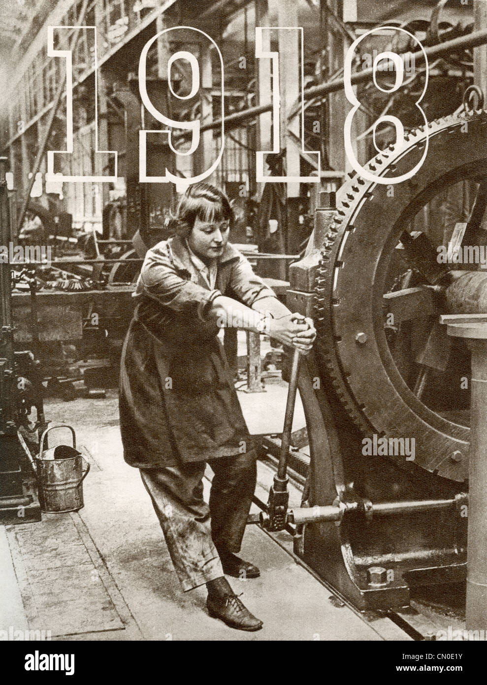 Frauen übernehmen an der Heimatfront im Jahr 1918. Aus der Geschichte von 25 ereignisreiche Jahre in Bildern veröffentlicht 1935 Stockfoto