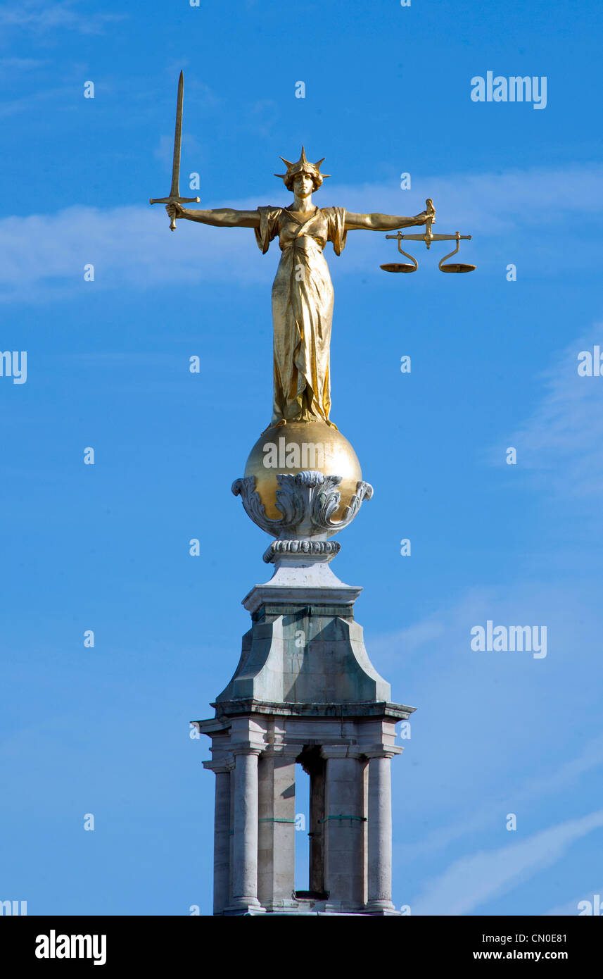 Die Statue der Justitia oder die Waage der Gerechtigkeit über die zentralen Strafgerichtshof Old Bailey, London. Stockfoto