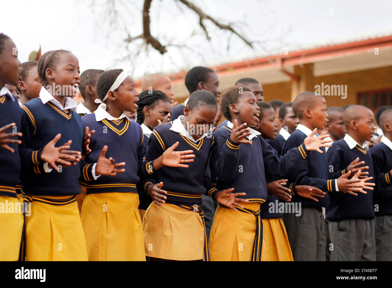 Schüler einer Township in Südafrika singen während der Montage. White River, Mpumalanga, Südafrika. Stockfoto