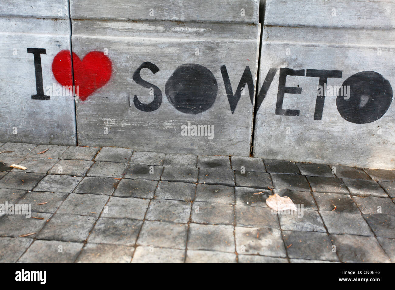 Ich liebe Soweto Graffiti Zeichen auf dem Bürgersteig von Soweto, Johannesburg, Südafrika. Stockfoto