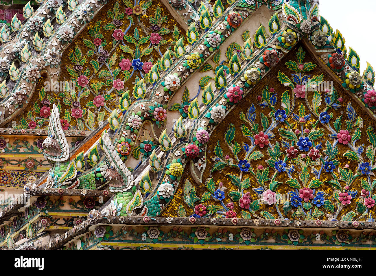 Mosaikdekorationen Wat Phra Kaew im Grand Palace Bangkok, farbenfrohes Mosaik, Muster, Bangkok, Thailand Stockfoto