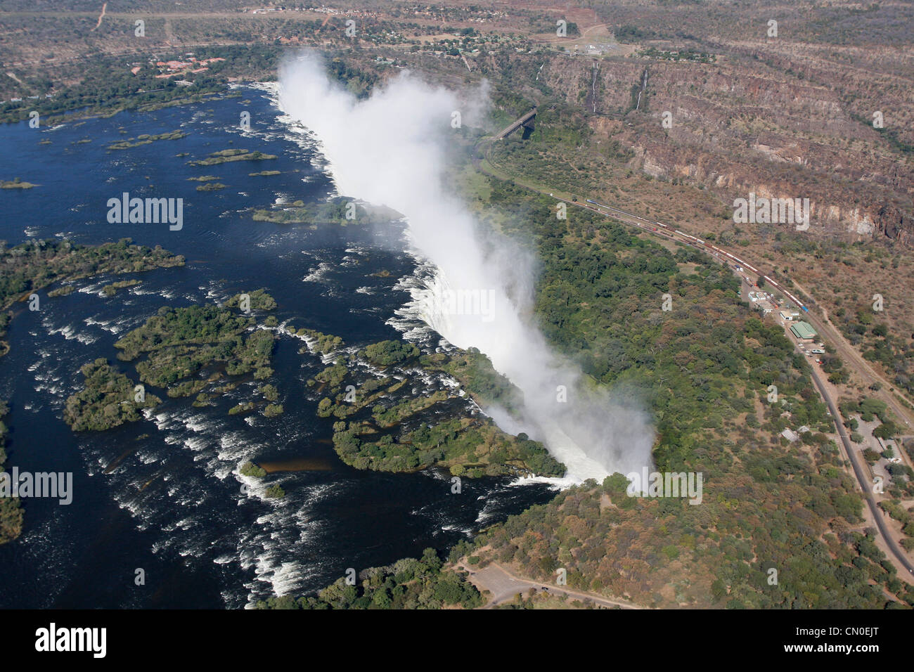 Die mächtigen Viktoriafälle, wie aus der Luft gesehen. Victoria Falls, Sambia/Simbabwe, Südafrika. Stockfoto
