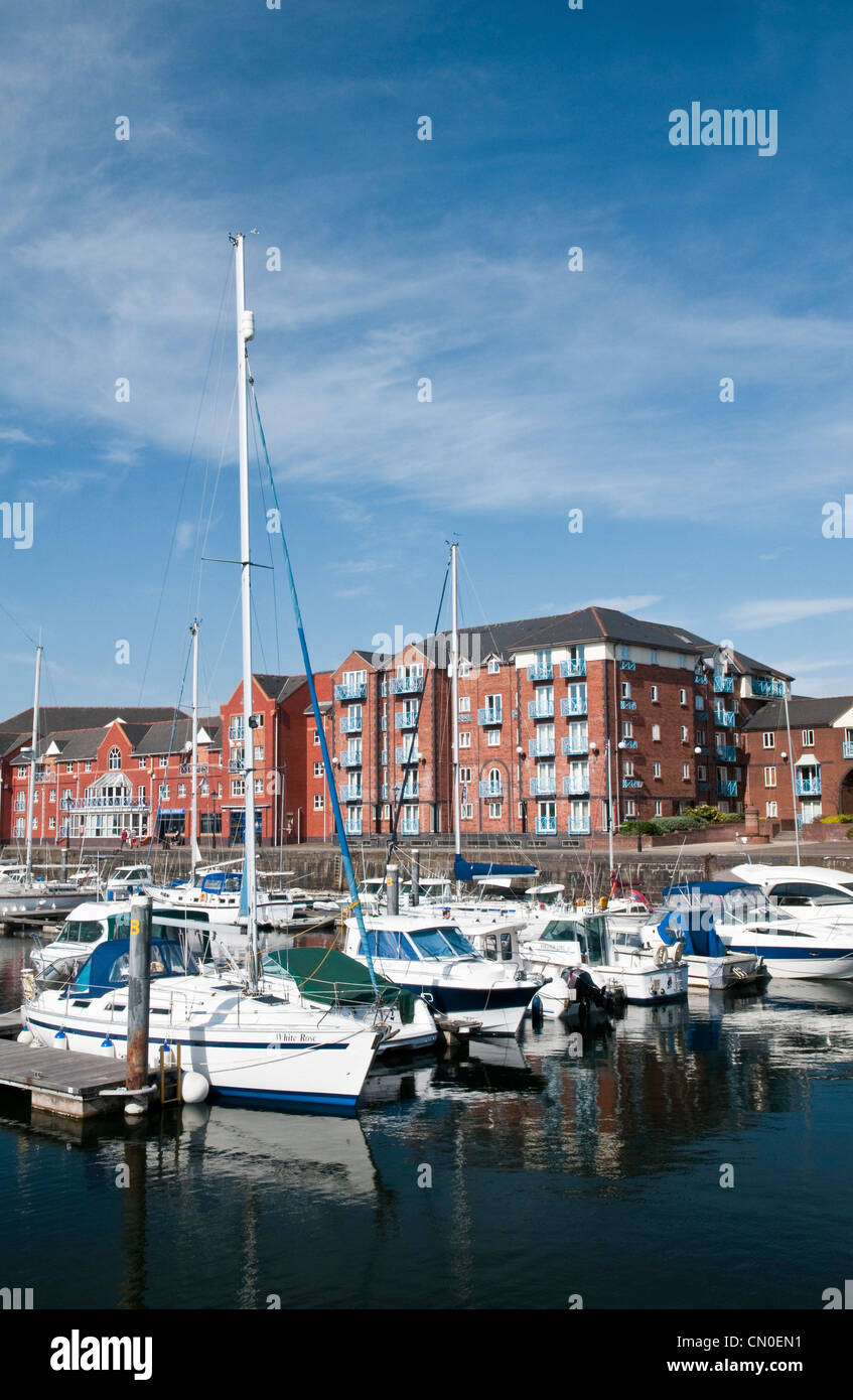 Swansea Marina in Süd-Wales mit Wohnungen und Sportboote vor Anker. Stockfoto