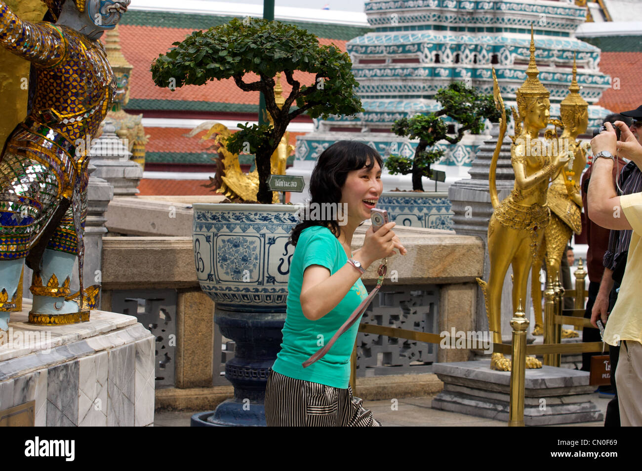 Kuan Yim Statue im Grand Palace Bangkok, Blumen in den Händen, Augen geschlossen, Grand Palace, Bangkok, Thaialnd Stockfoto