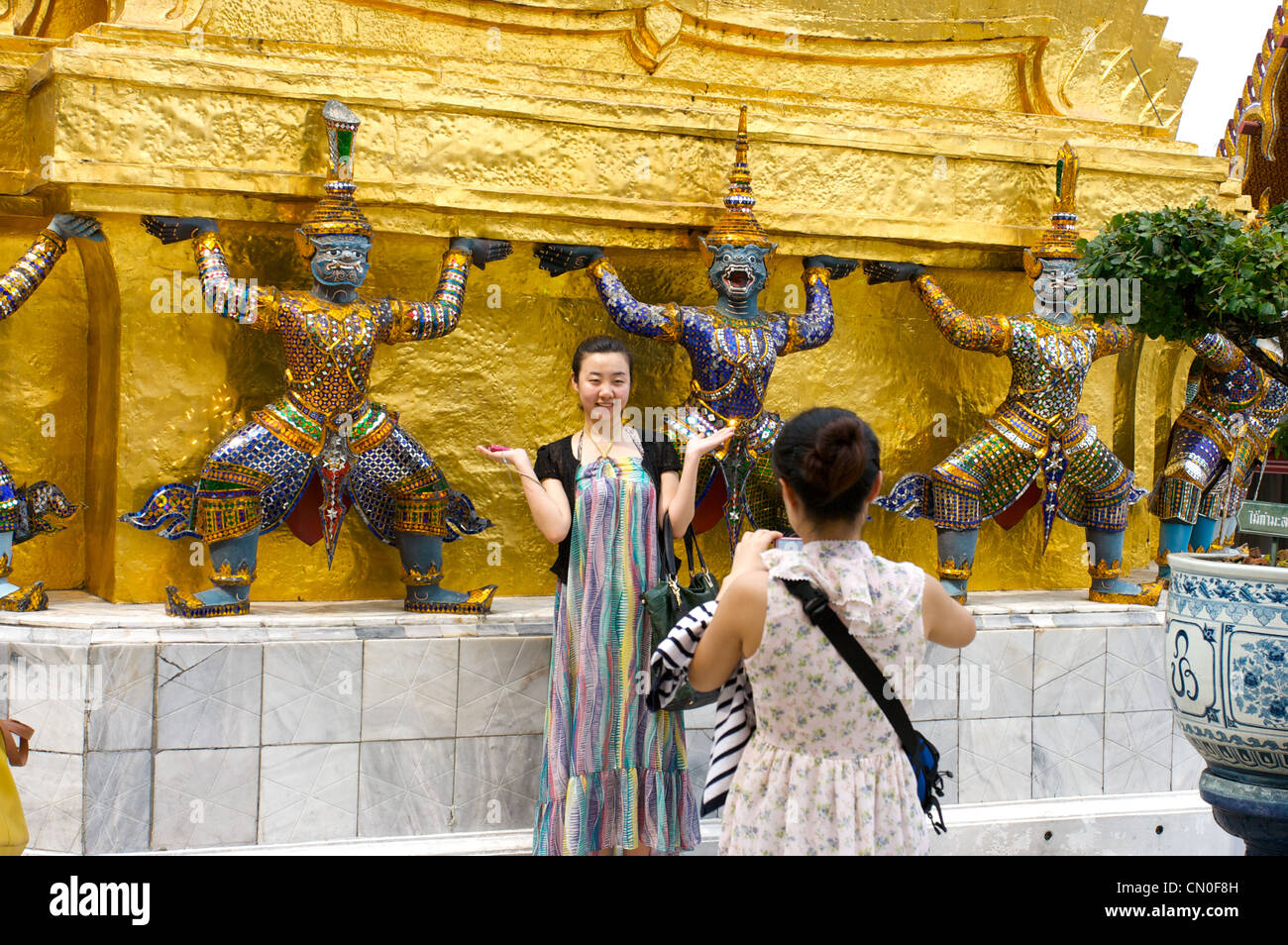 Touristen fotografieren im Grand Palace Bangkok, Stockfoto