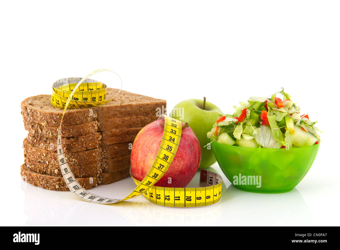 Gesunde Lebensmittel für die Ernährung als Brot Obst und Gemüse mit Maßband Stockfoto