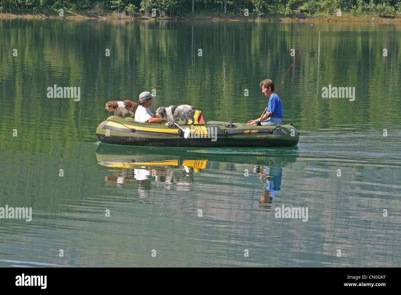 Lone Fischer in einem Schmuddeligen auf einer Wüste Teich. Stockfoto