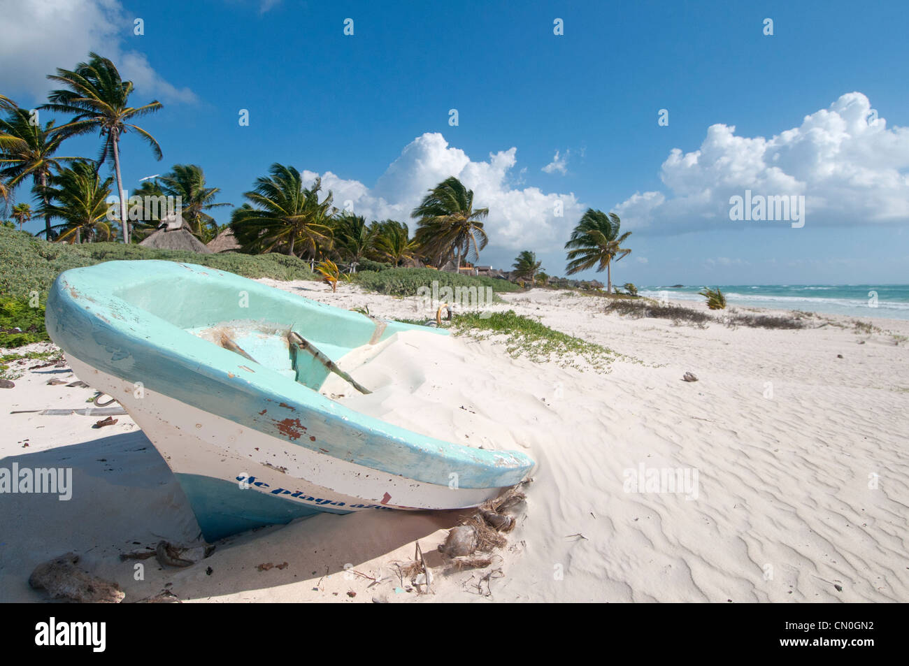 Boot am schönen leeren weißen Sandstrand Tulum Mexiko Stockfoto