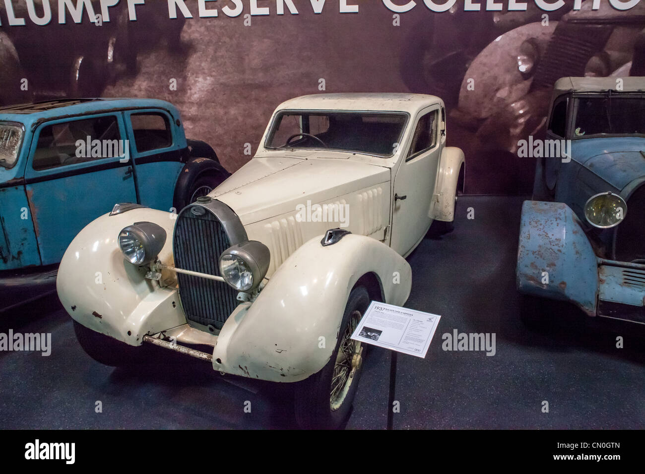 Autos, die waren einst in der Auto-Sammlung Schlumpf und behielt durch die Schlumpf-Familie dann verkauft an Peter Mullin links unrestore Stockfoto