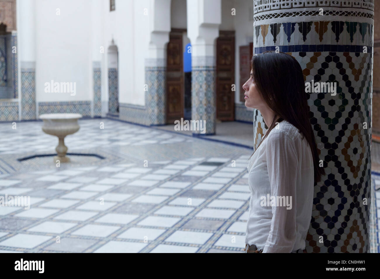 Schöne Frau, die im Marrakesh´s museum Stockfoto
