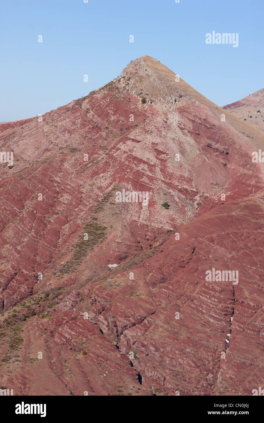 LUFTAUFNAHME. Tête de Rigaud, ein 1907 Meter hoher Gipfel über der Cians-Schlucht. Sein markantes Rot ist auf das Pelitgestein zurückzuführen. Alpes-Maritimes, Frankreich. Stockfoto