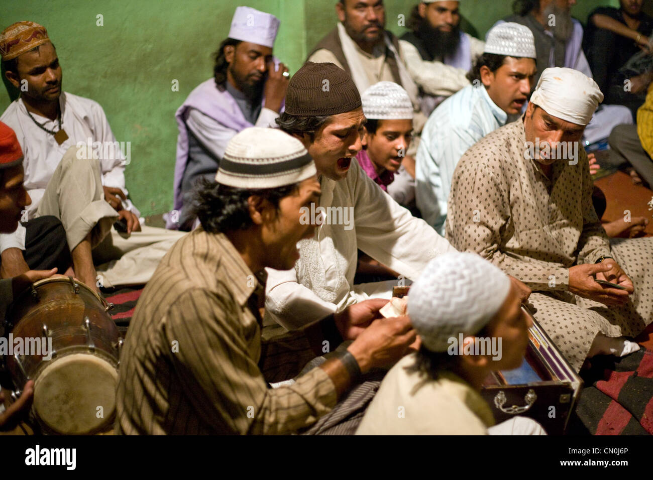 Qawwali Musiker während der jährlichen Urs (Todestag) von Auliya (Heiliger Nizamuddin mit Delhi Hazrat Nizamuddin Dargah (Schrein) Stockfoto