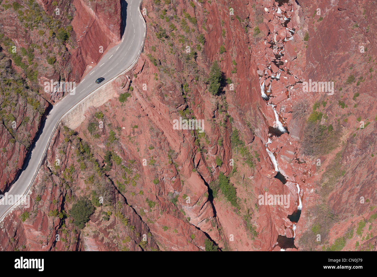 LUFTAUFNAHME. Straße, die zum Dorf Beuil les Launes führt und eine tiefe Schlucht aus rotem Pelit durchquert. Cians Gorge, das Hinterland der französischen Riviera, Frankreich. Stockfoto