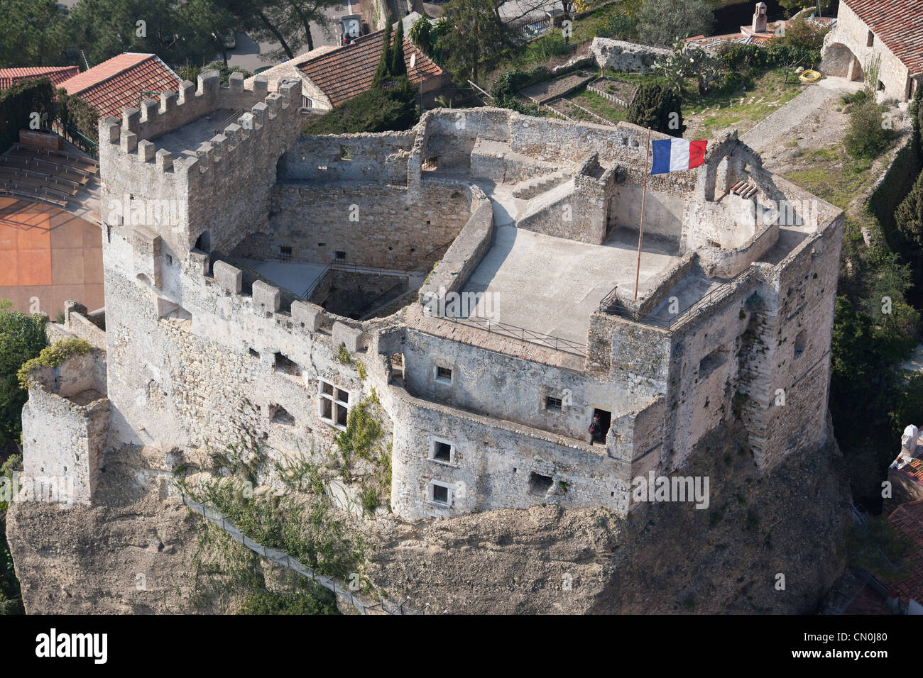 LUFTAUFNAHME. Mittelalterliche Burg von Roquebrune-Cap-Martin. Französische Riviera, Frankreich. Stockfoto