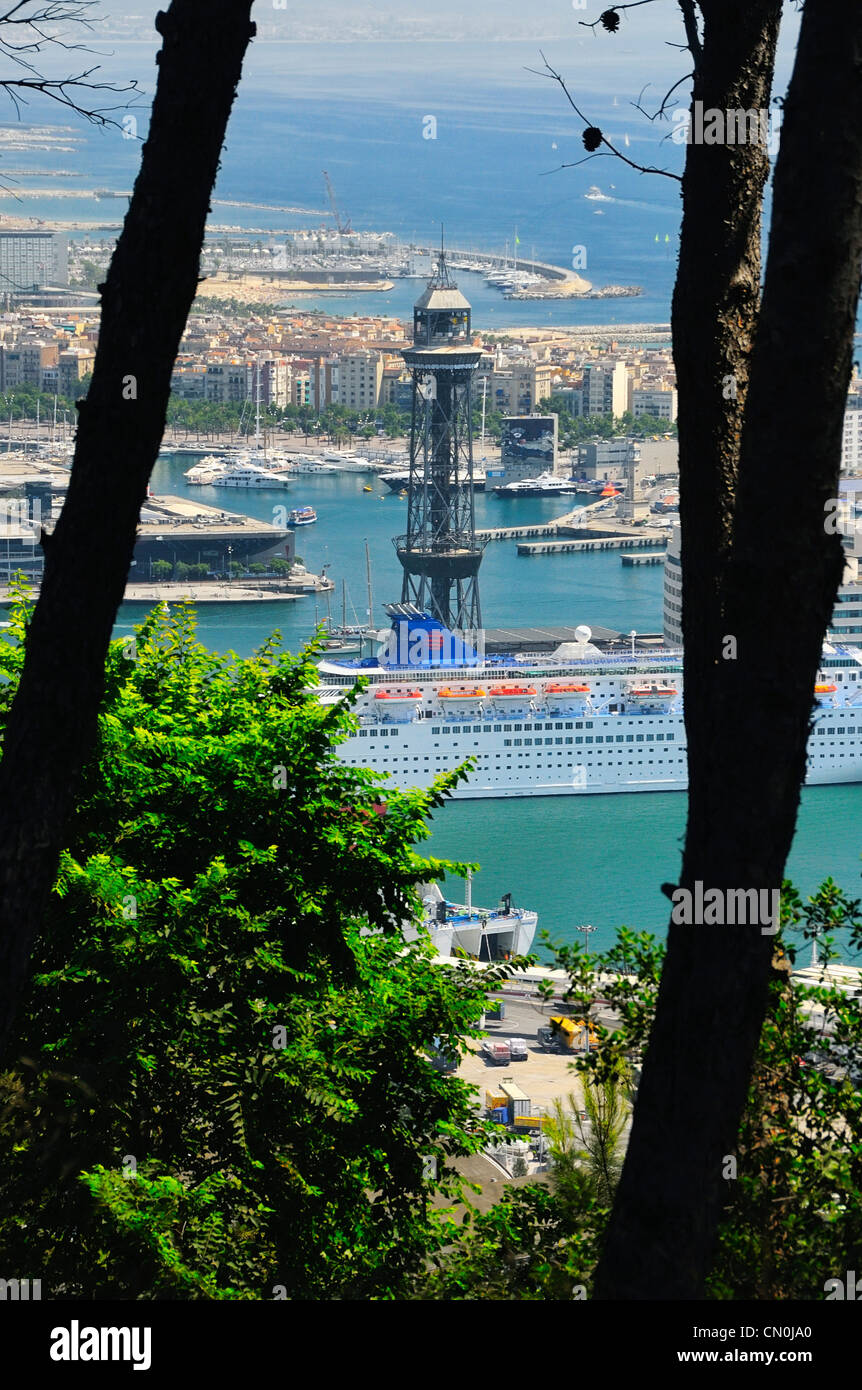 Blick von der Festung Castell de Montjuïc auf den Hafen und den Port Vell, Barcelona, Spanien. Stockfoto