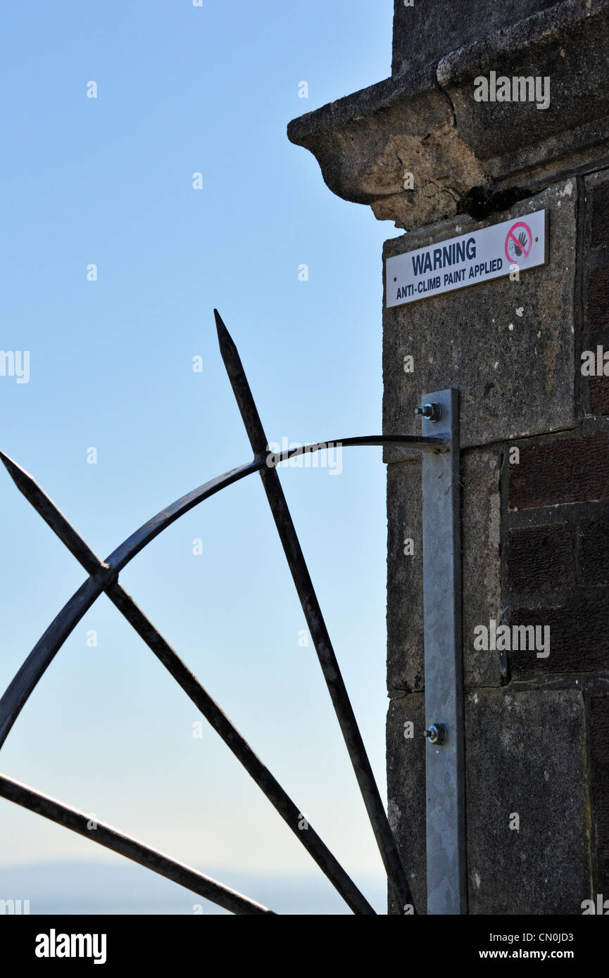 "Warnung Anti-Aufstieg FARBAUFTRAG", Zeichen auf verfallene Gebäude. Die Promenade, Grange-über-Sande, Cumbria, England, Vereinigtes Königreich Stockfoto