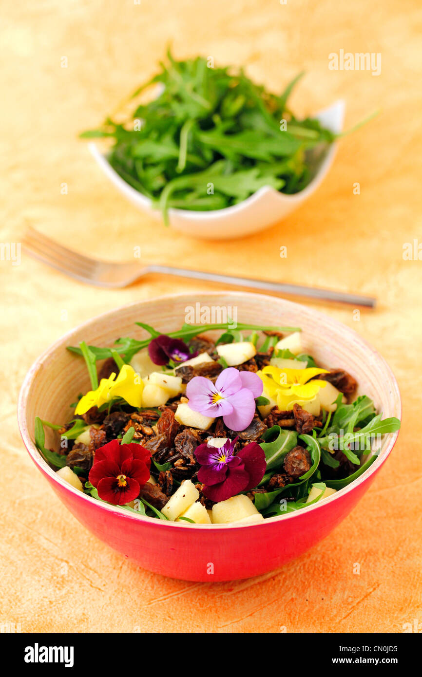 Salat mit knusprigem Wildreis. Rezept erhältlich Stockfotografie - Alamy