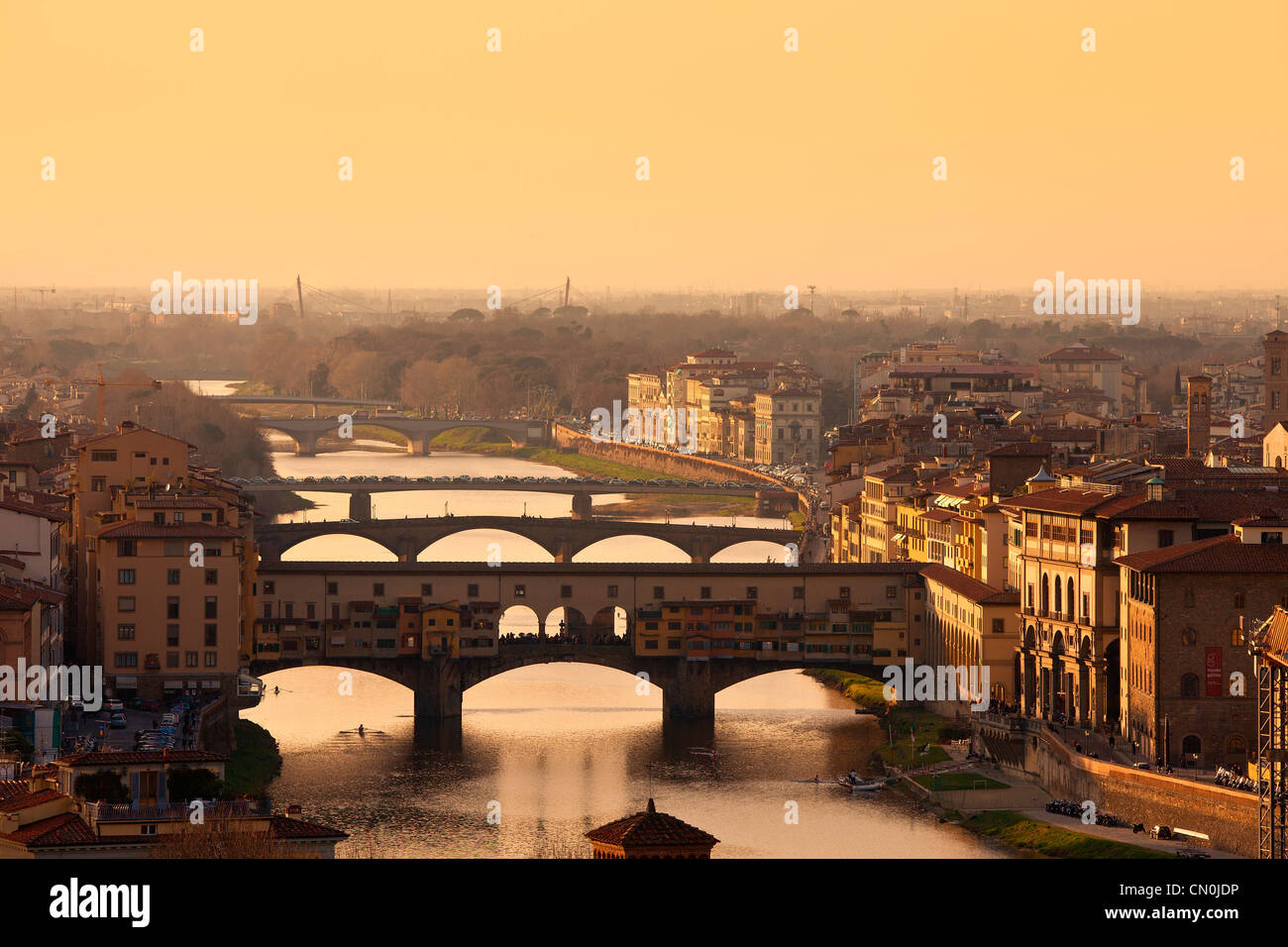 Europa, Italien, Florenz, Ponte Vecchio über den Arno Fluss bei Sonnenuntergang Stockfoto