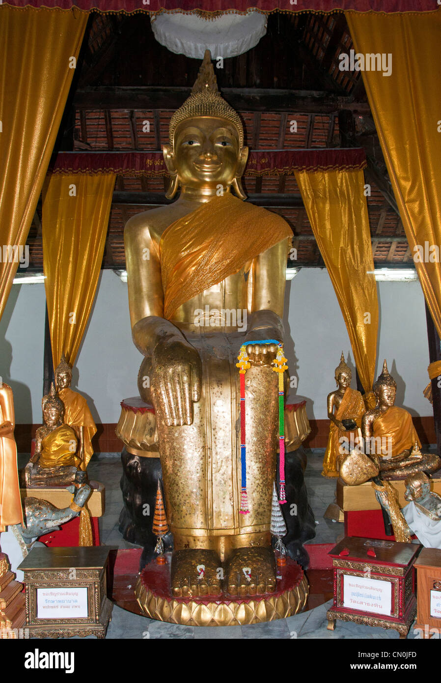 Golden sitzend Budda in Bangkok Stockfoto