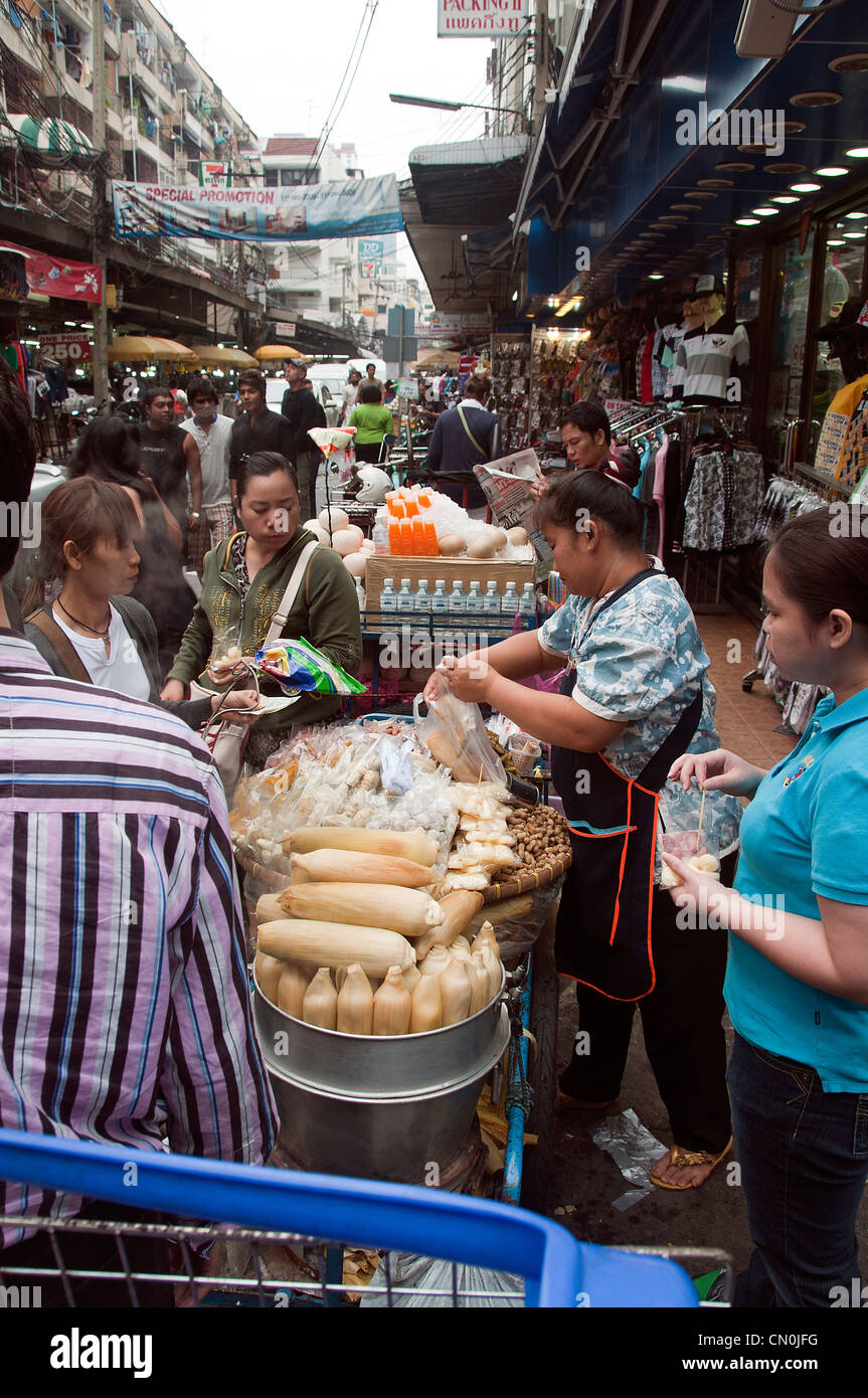 Chaos und viele Menschen auf der Straße in Bangkok Stockfoto