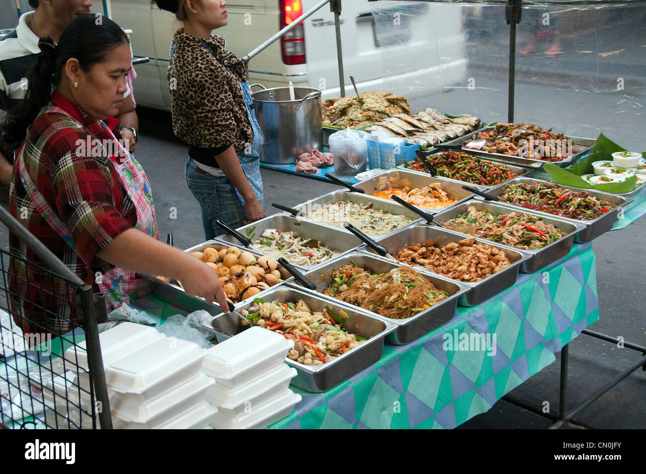 Verkauf von Lebensmitteln auf der Straße in Bangkok Stockfoto