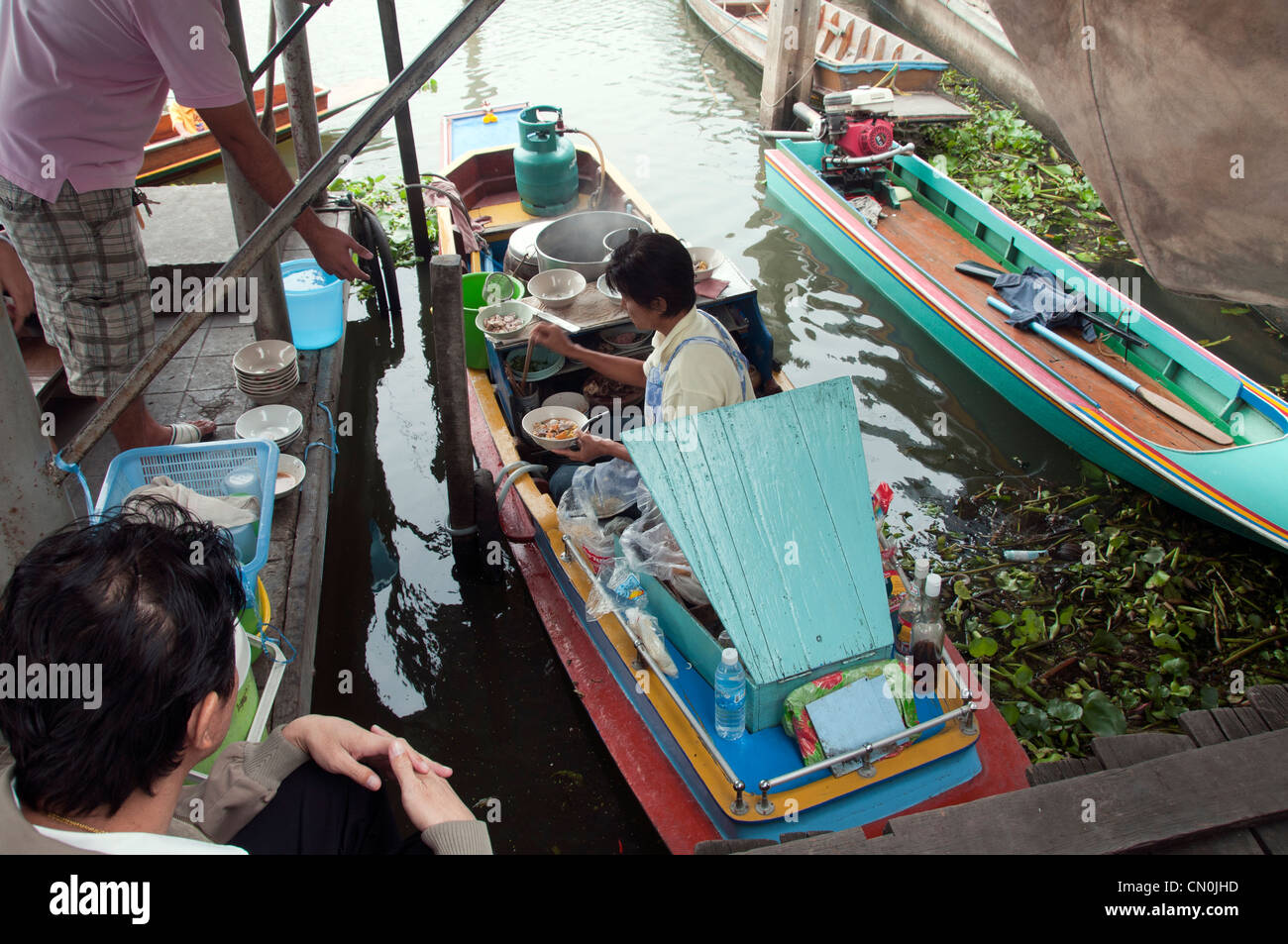 BANGKOK - 28. März 2011: Frau verkaufen Essen am Fluss am 28. März 2011 auf dem Fluss Klongs in Bangkok, Thailand Stockfoto