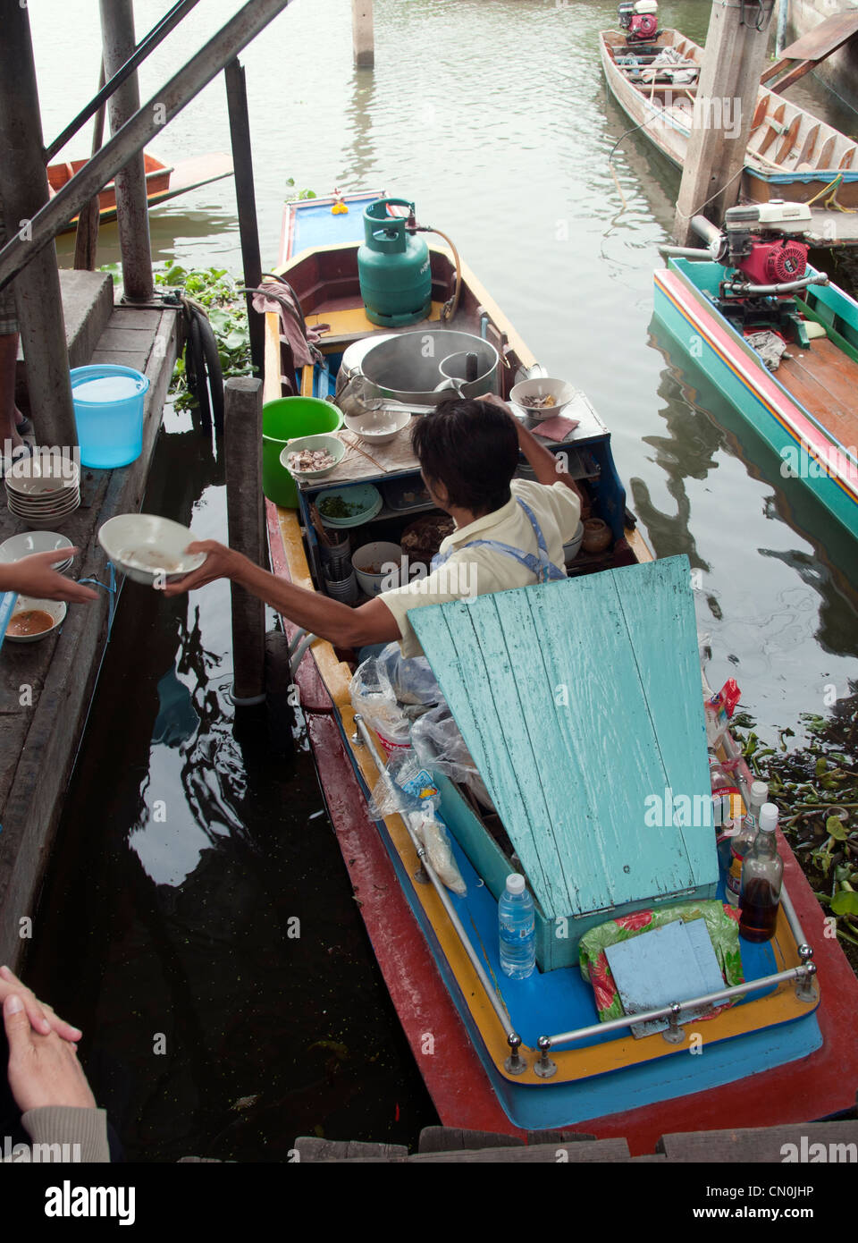 BANGKOK - 28. März 2011: Frau verkaufen Essen am Fluss am 28. März 2011 auf dem Fluss Klongs in Bangkok, Thailand Stockfoto