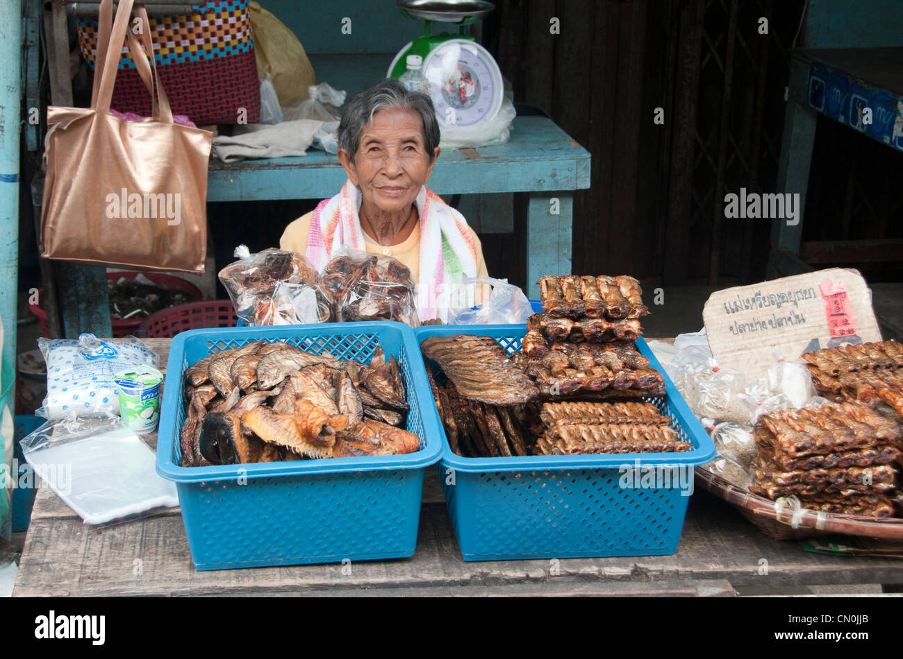 Frau verkaufen Trockenfisch Stockfoto