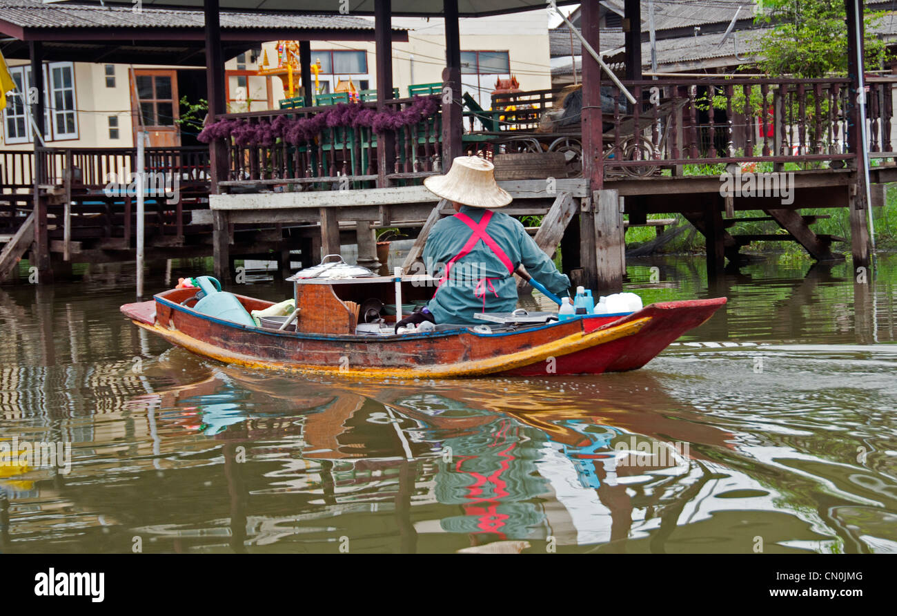 Verkauf von Lebensmitteln im alten Bangkok klongs Stockfoto